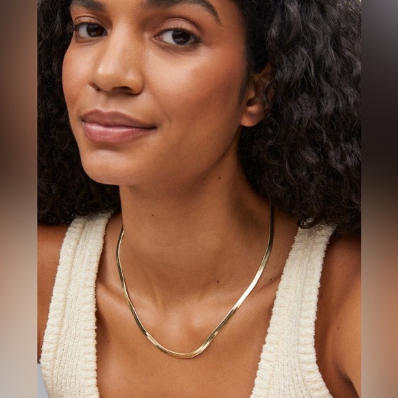 Kendra Scott Kassie Chain Necklace in Gold - Picture 3 of 8